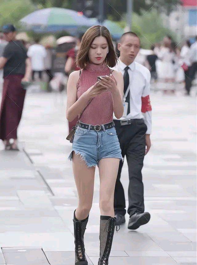 腰带|无袖高领紧身上衣，搭配毛边牛仔短裤，舒适凉快又酷又飒爽