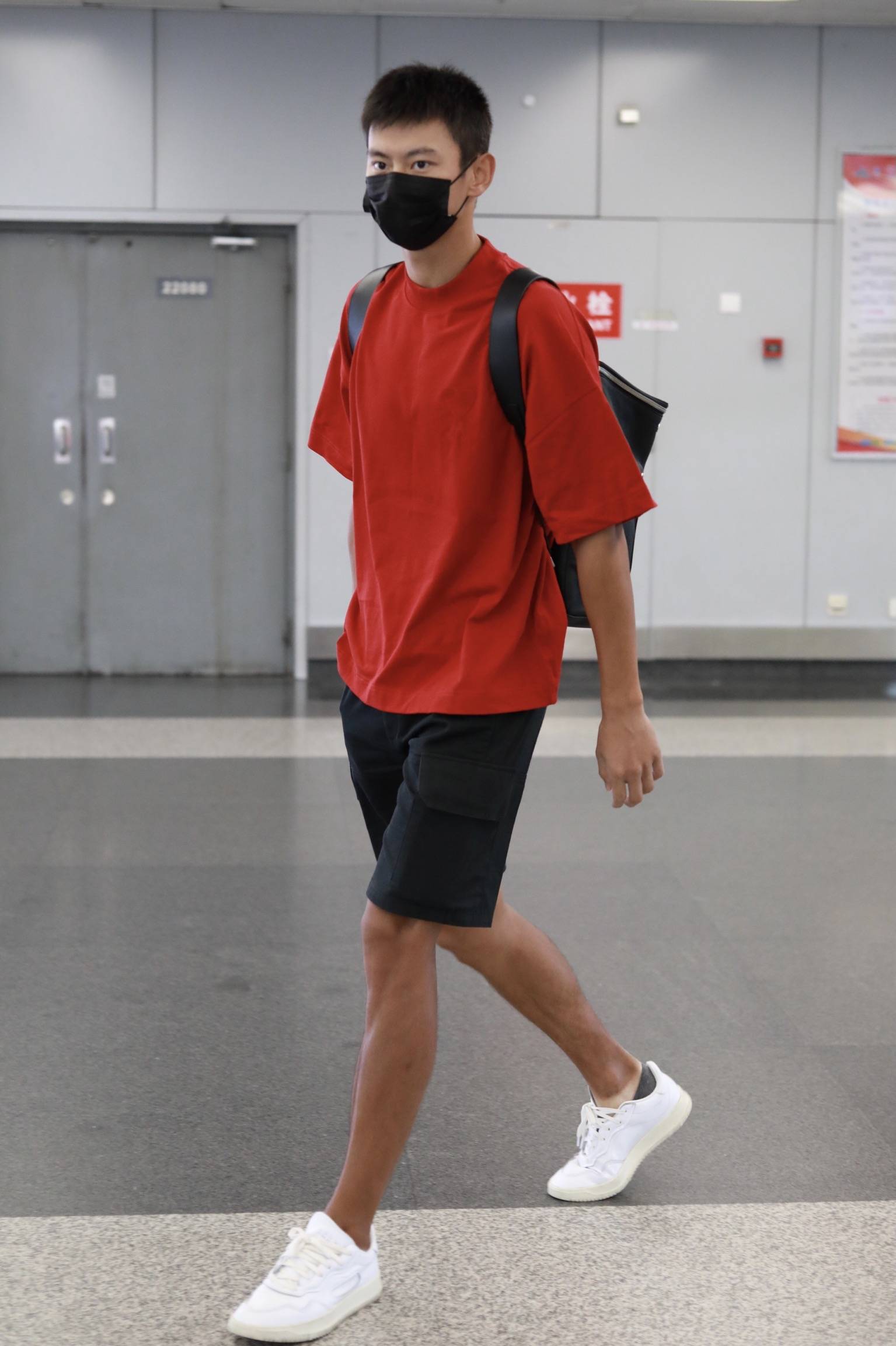 宁泽涛奥运期间穿大红t超man亮相 健康肤色状态佳