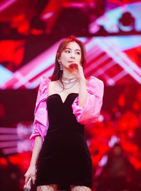 张雨绮|张雨绮微博之夜造型曝光，一袭云朵裹身裙高级又大气，妥妥的C位