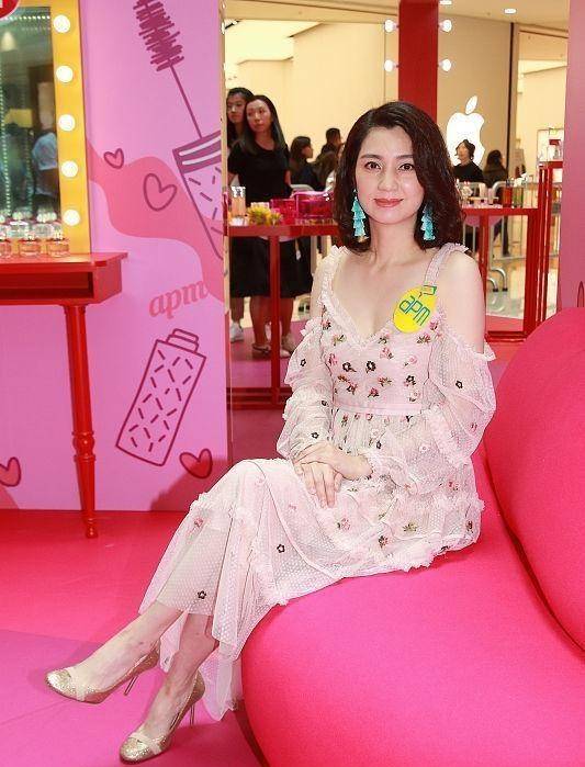服装|洪欣真是扮嫩的“行家”，穿着一袭粉色裙子，和小姑娘比也不差