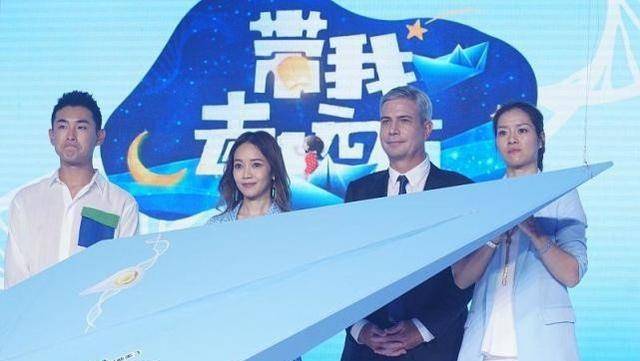 李娜|侯佩岑和李娜同框，两人都穿蓝色，但明星和运动员的差别看出来了
