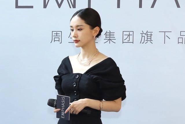 身材|王子文和男友真挺甜蜜的，两人同穿黑色秀恩爱，但别说真挺般配
