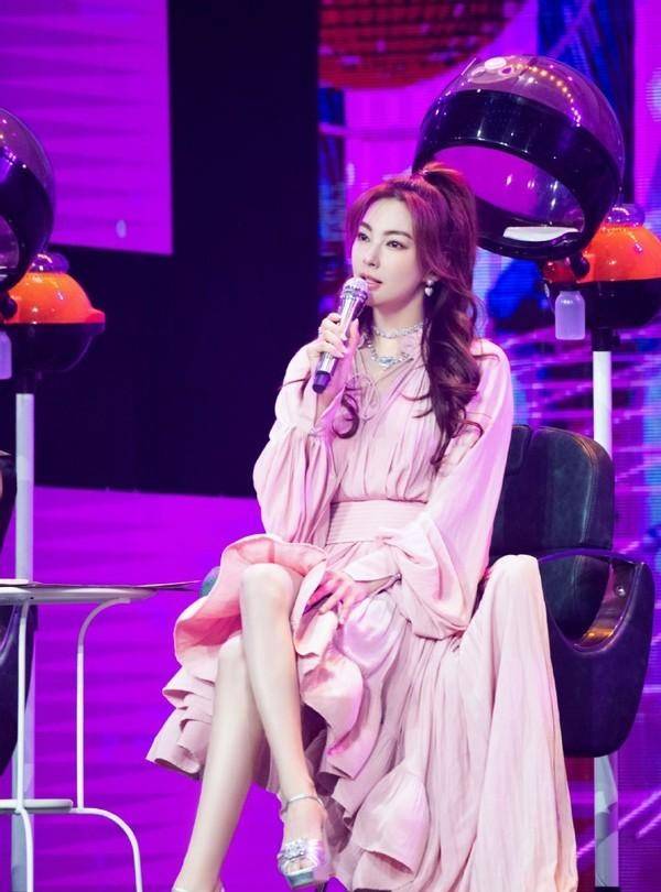 张雨绮|张雨绮微博之夜造型曝光，一袭云朵裹身裙高级又大气，妥妥的C位