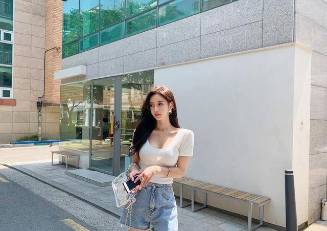 曲线美|韩国模特孙允珠韩版夏日白色大圆领打底T恤配搭牛仔热裤网拍