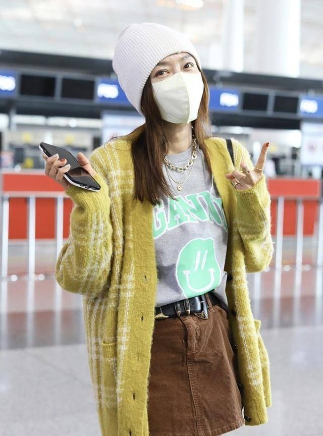 牛仔|秦岚这腿真够细的，穿长靴靴口还有缝，戴大金链子也不显俗气