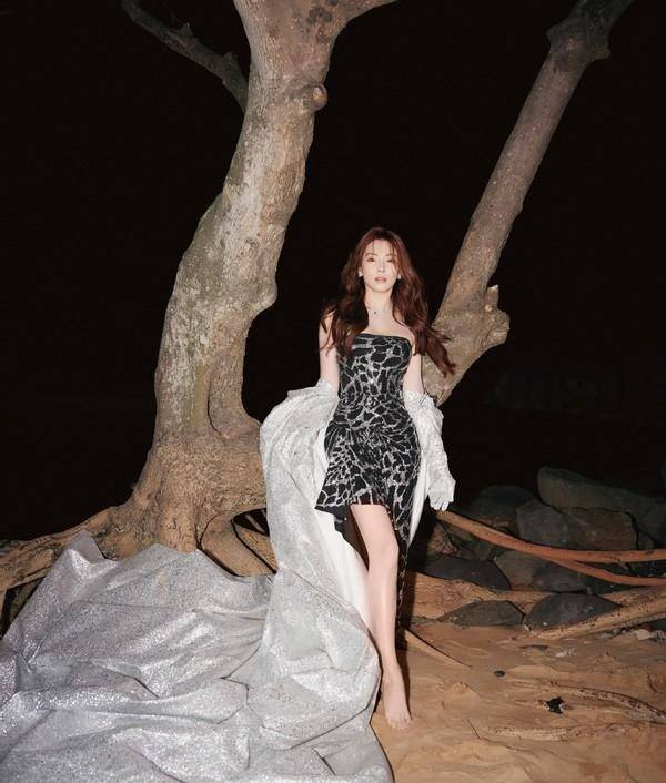 张雨绮|张雨绮微博之夜造型曝光，一袭云朵裹身裙高级又大气，妥妥的C位