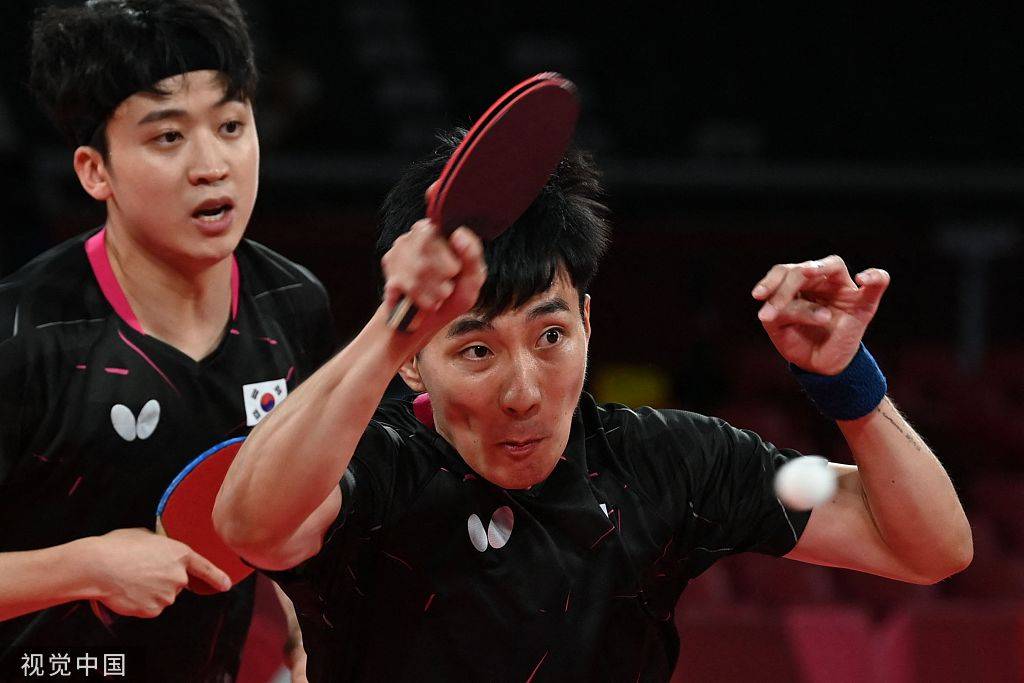 高清:乒乓球男团中国队战韩国 马龙许昕配合完美