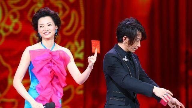 颜色|主持人里真服董卿的气质,看着挺文雅的,但穿上花花裙子也挺招摇