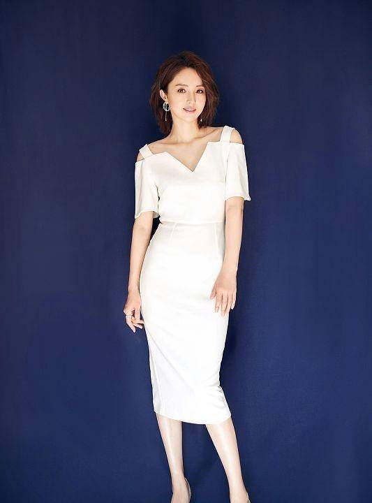 黑色|董璇和女儿感情真好，同穿黑白装手牵手走机场，女儿小酒窝太可爱