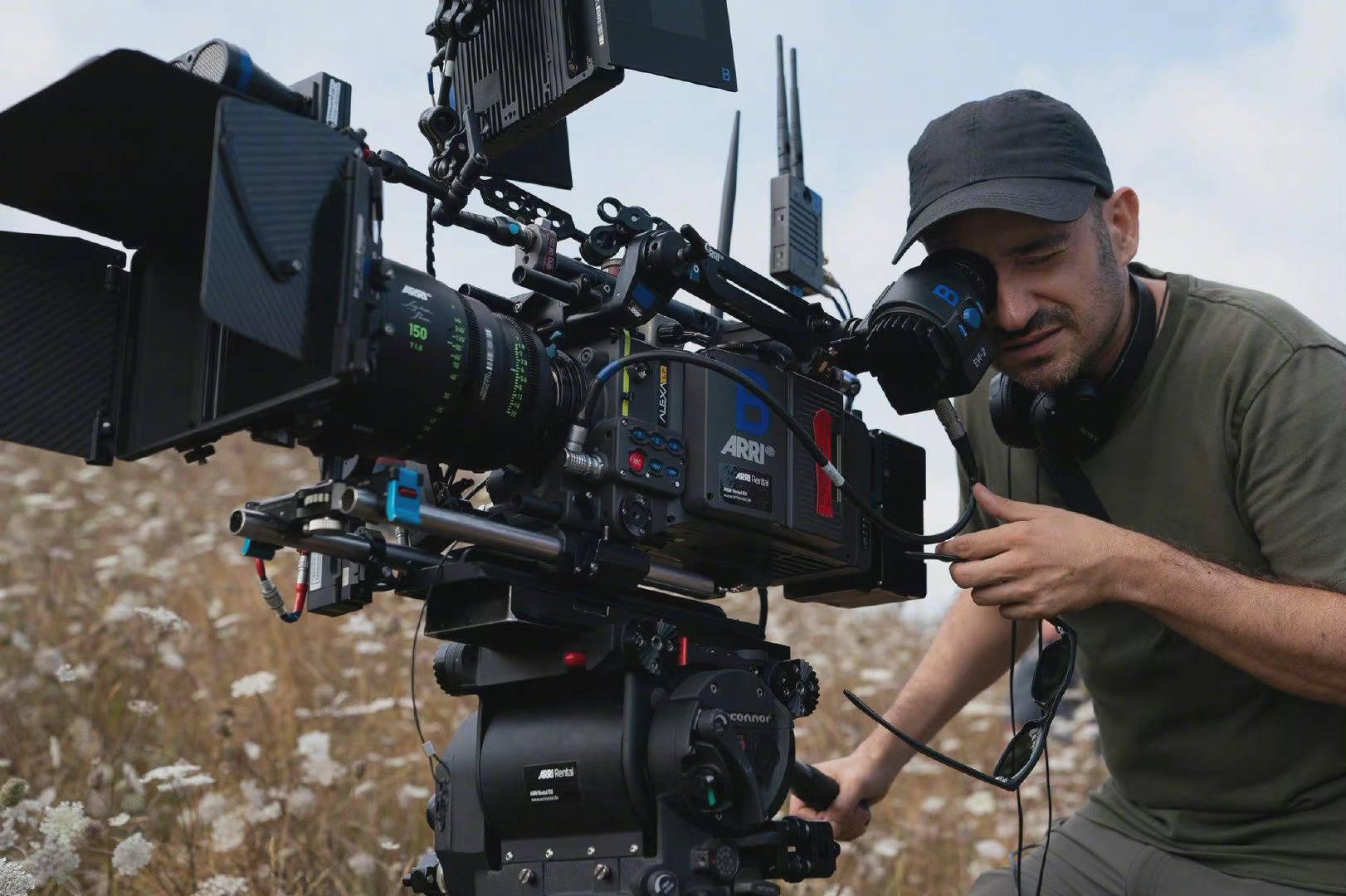 宣布首季拍摄正式杀青,并曝光导演j-a-巴亚纳和剧组幕后工作人员的