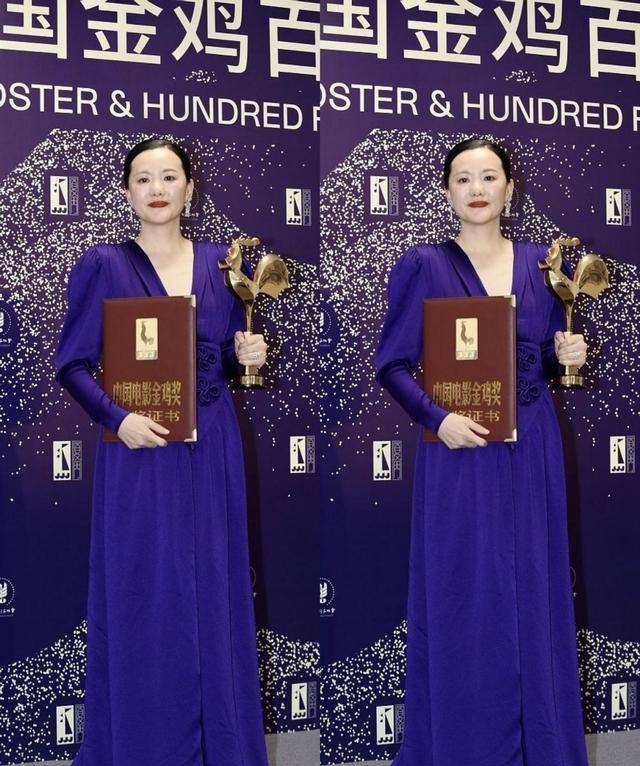 西装|咏梅的气质真绝了，一般人不敢尝试的深紫色长裙，她却穿得高贵