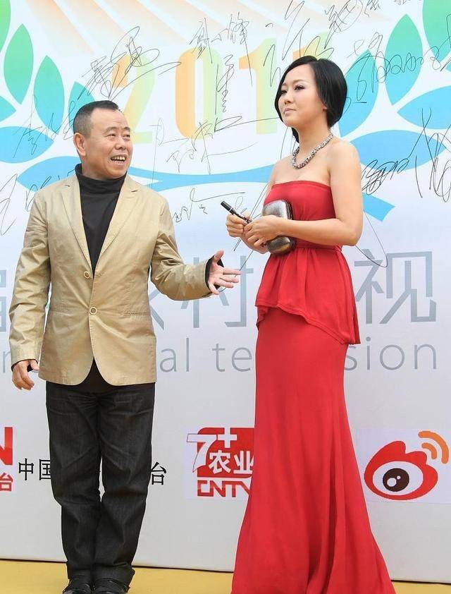 身材|潘长江女儿潘阳虽然瘦却不柴，穿红色抹胸秀曲线，但拜拜肉挺突兀