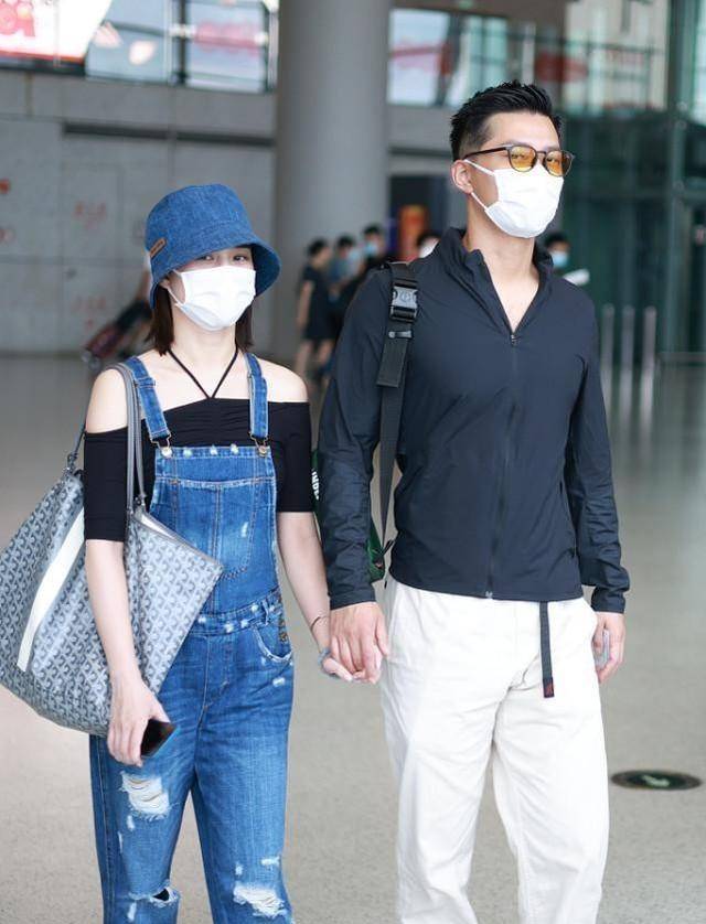 服装|何超莲是真正的豪门，没啥亮点的裙子也穿得高贵，不愧是赌王女儿
