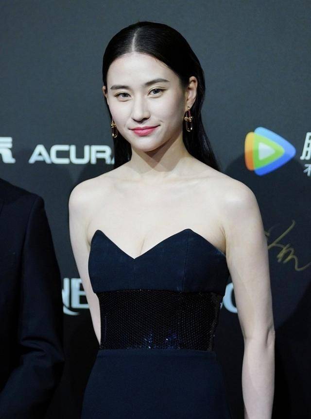 服装|何超莲是真正的豪门，没啥亮点的裙子也穿得高贵，不愧是赌王女儿