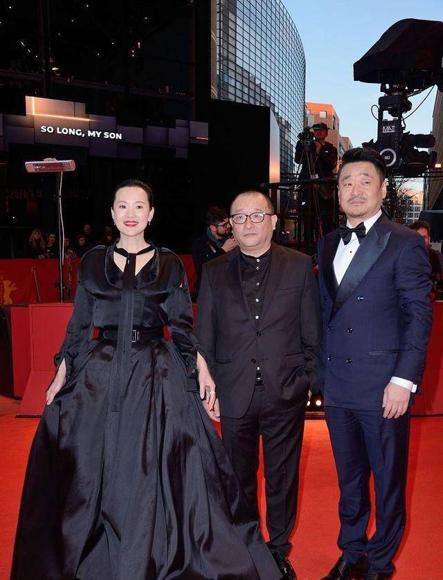 西装|咏梅的气质真绝了，一般人不敢尝试的深紫色长裙，她却穿得高贵