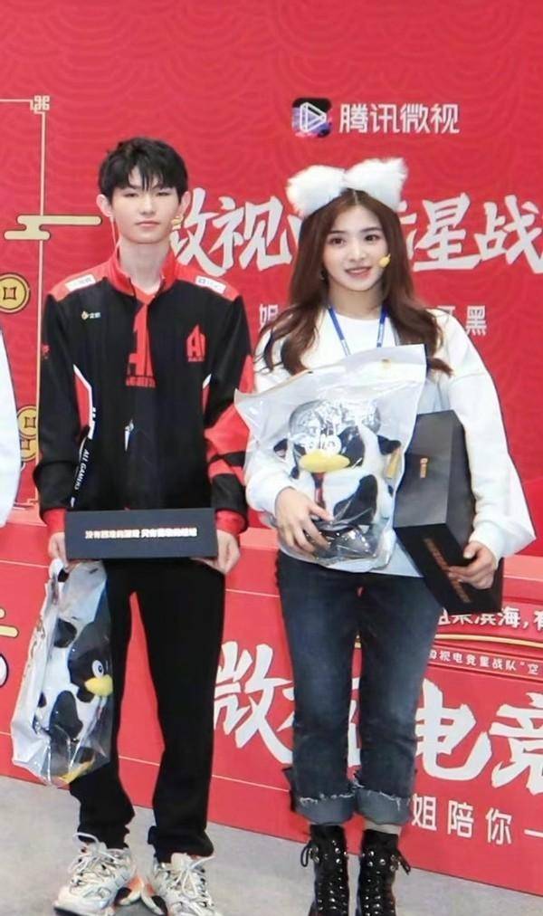 张含韵|张含韵真有30多了?穿萝卜色羽绒服跟小姑娘似的,也太可爱了