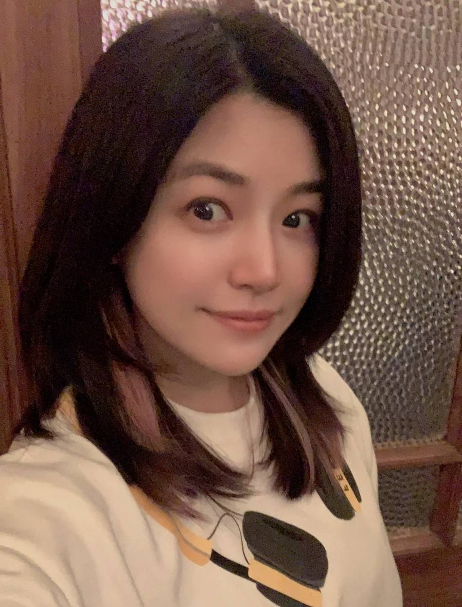 38岁陈妍希挑染粉色头发 皮肤白皙紧致眼神有戏