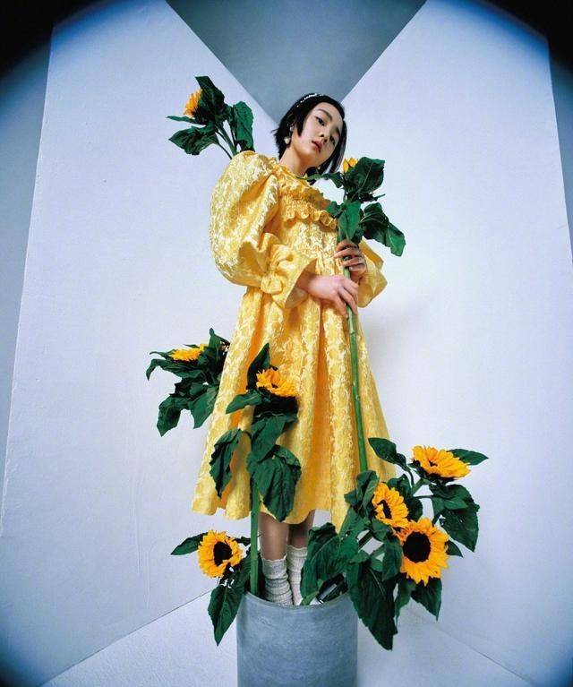 都拍|黄磊女儿都拍时尚大片了,出道还会远吗?长发美到几乎认不出