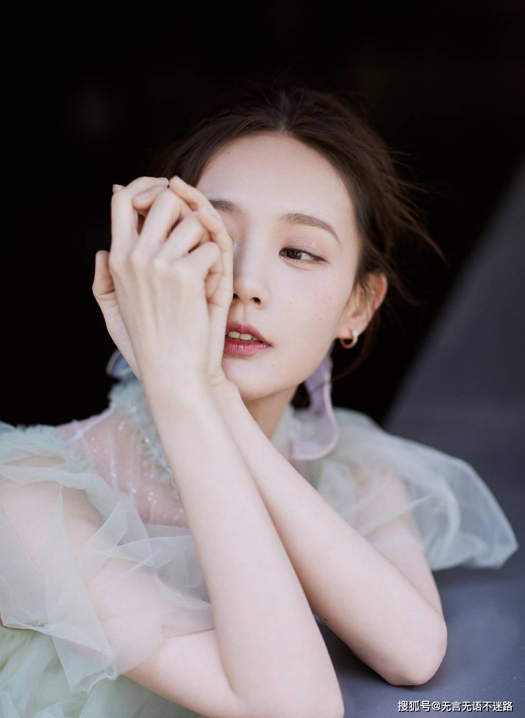美图|李一桐，薄纱绿裙着身，灵动优雅
