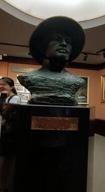 在二七纪念塔中,有一座半身铜像,它是为了纪念高斌烈士而建造的.