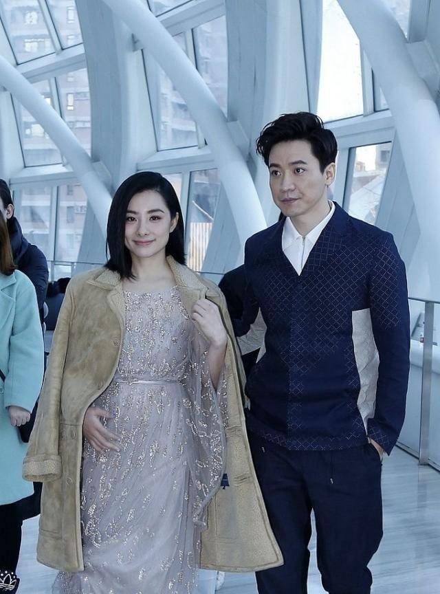 场合|刘璇的裙子有点长，感觉走路都会踩到，但老公在一旁拉着她好体贴