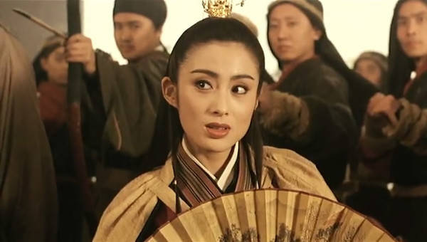 张敏28年后再扮赵敏回眸 白衣持扇骑马风采依旧-搜狐大视野-搜狐新闻