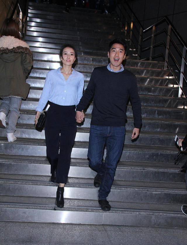 西裤|高圆圆赵又廷虽然是姐弟恋，但手拉手出行真登对，高圆圆看着真嫩