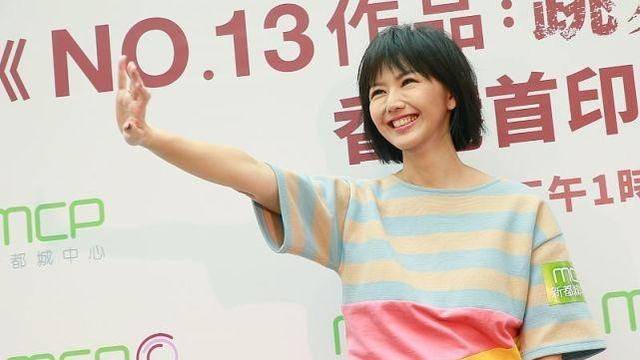 服装|孙燕姿的“逆生长”不服不行，这么花哨的造型也不邋遢，真显嫩