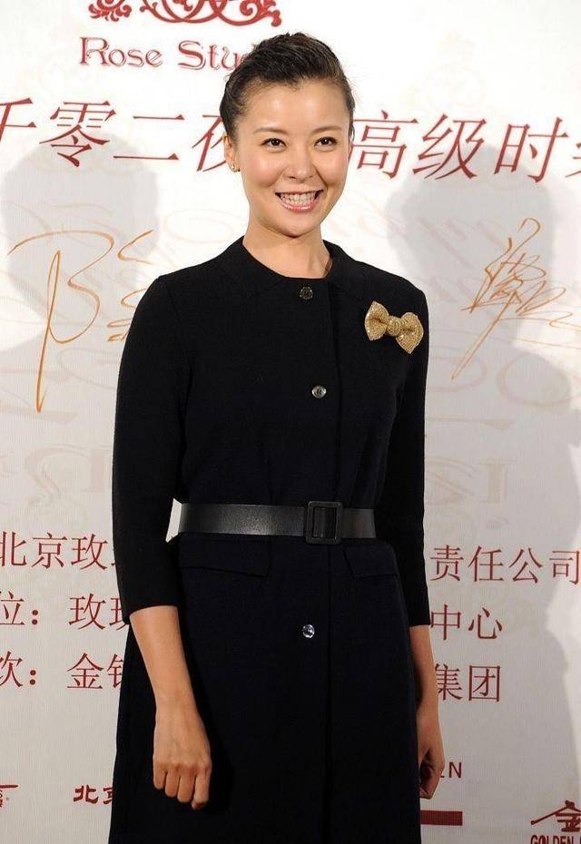 因为|女人还是优雅点好，柯蓝就算顶着老气的发型，依旧给人高贵感