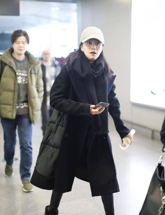 眼袋|倪虹洁还是有些老了，素颜走机场看出了眼袋，但穿衣却挺减龄