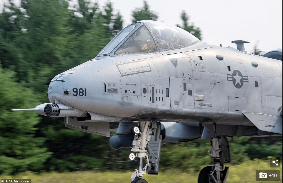 报道称,8月4日,4架a-10c thunderbolt ii攻击机和两架c-146a"猎狼犬"