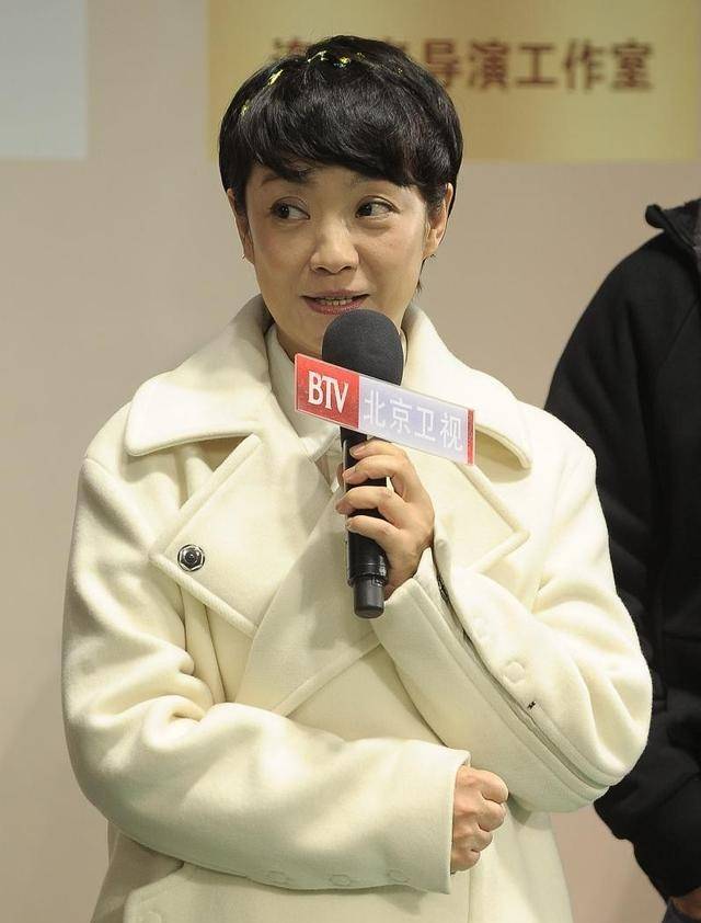 张嘉译妻子真不在乎镜头素颜出镜挺低调夫妻俩看着不像姐弟恋