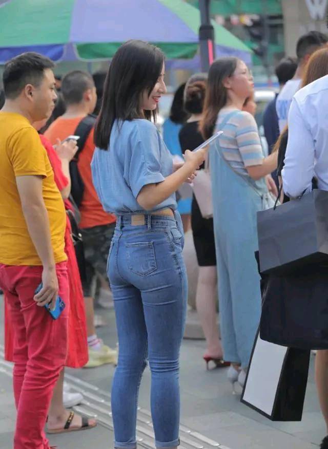 时尚|专题街拍：牛仔裤是每个潮流女人必备的时尚单品