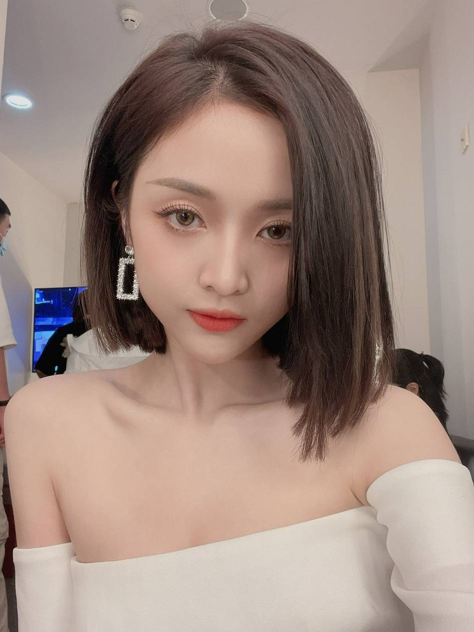 吴宣仪八月自拍造型百变 西装白裙切换可盐可甜