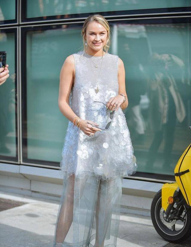 亮片|基础的服装可以扔了,今年超流行亮片元素,私底下也要闪闪亮亮