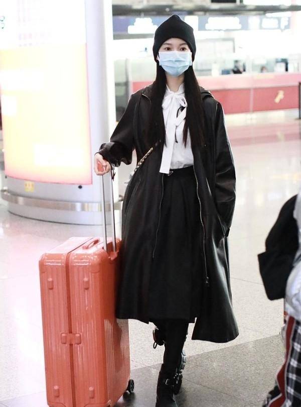 服装|陈瑶这腿细得没谁了，穿裙子还留那么多空隙，瘦得让人心疼