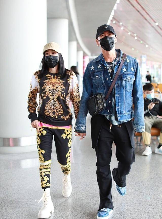 套装|钟丽缇一点都不像奔五的人，一身未来感搭配太惹眼，真不是一般人