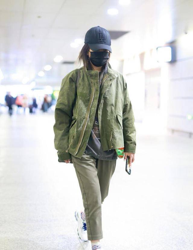 服装|赵薇自从瘦了后越来越时髦了，帅气风也能轻松驾驭，看着还挺显嫩