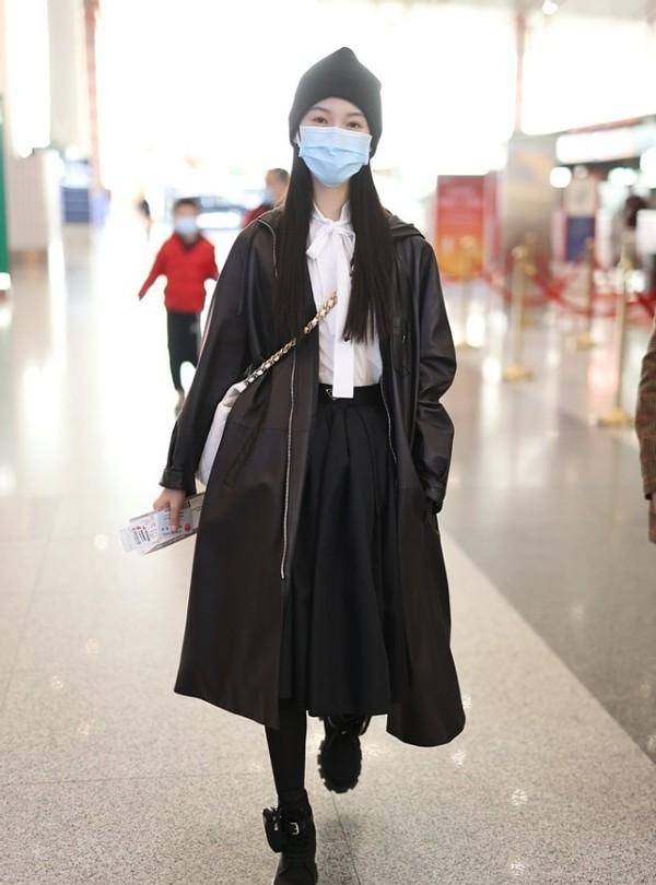 服装|陈瑶这腿细得没谁了，穿裙子还留那么多空隙，瘦得让人心疼