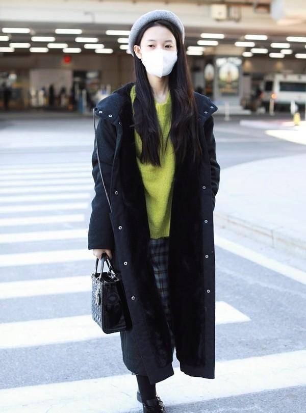 服装|陈瑶这腿细得没谁了，穿裙子还留那么多空隙，瘦得让人心疼