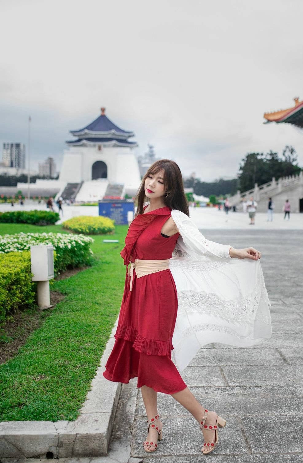 显得|红色的连衣裙V领的设计，露出胸口与锁骨，很有夏日的味道