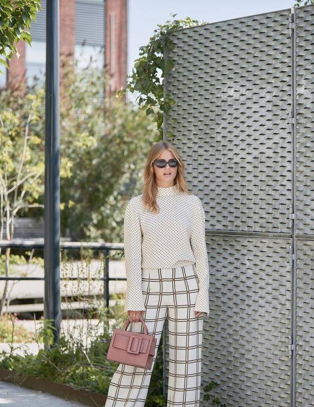 老有|格纹的时尚风又吹回来了，知性优雅的格纹裤值得一试，老有气质了