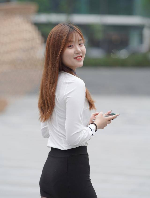 黑色|夏天职业装该怎么穿？白衬衫搭配黑色包臀裙，干练利落又时髦优雅