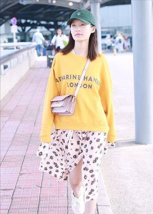 服装|李沁真是会扮嫩,穿明黄色毛衣配破洞裤,时尚感强太减龄