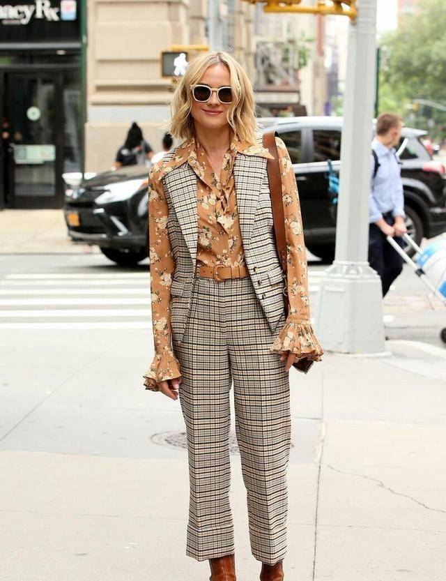 老有|格纹的时尚风又吹回来了，知性优雅的格纹裤值得一试，老有气质了