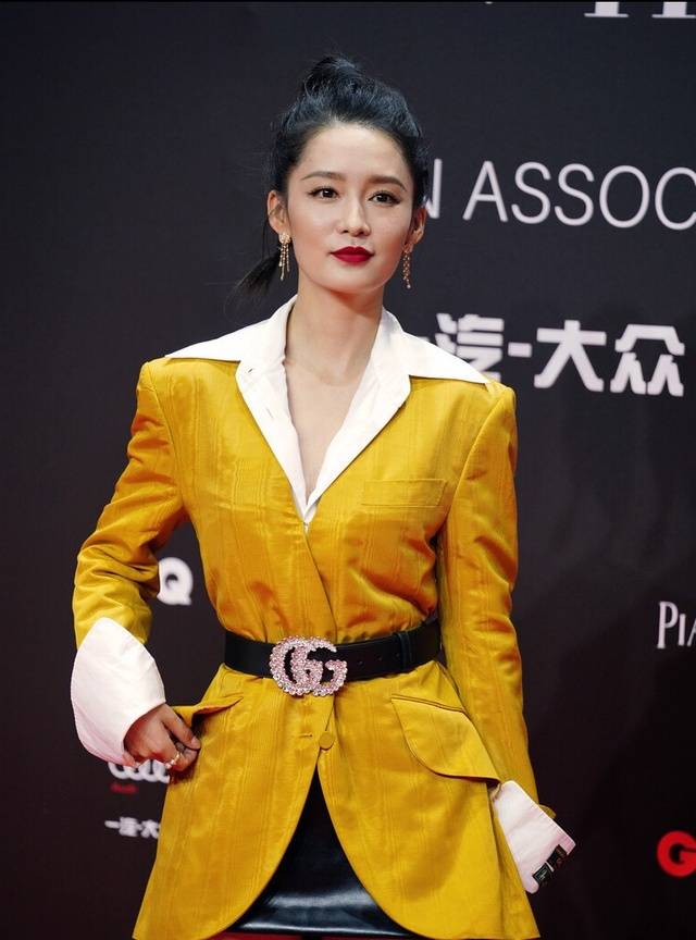 服装|李沁真是会扮嫩,穿明黄色毛衣配破洞裤,时尚感强太减龄