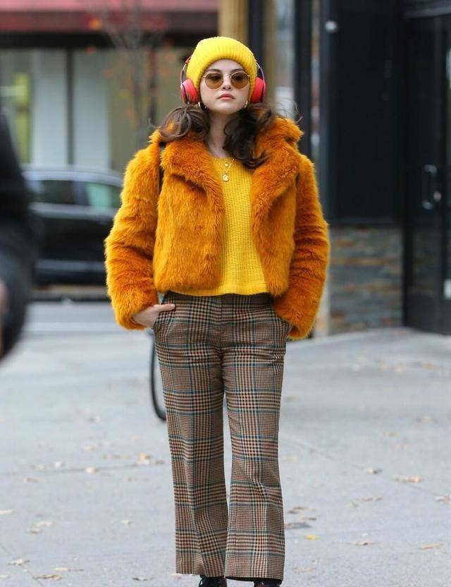 老有|格纹的时尚风又吹回来了，知性优雅的格纹裤值得一试，老有气质了