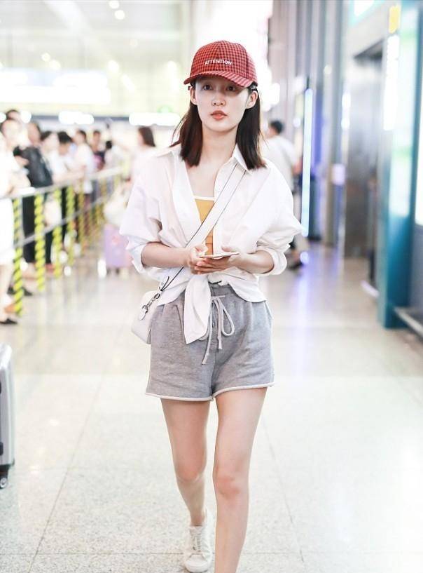 服装|李沁真是会扮嫩,穿明黄色毛衣配破洞裤,时尚感强太减龄