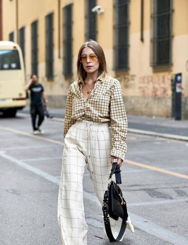 老有|格纹的时尚风又吹回来了，知性优雅的格纹裤值得一试，老有气质了