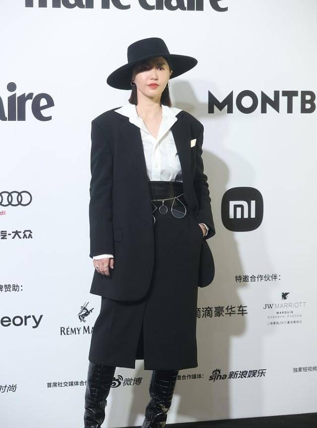 谭维维|谭维维私下里也真够时髦的，穿个紧身的打底衣，还好没有赘肉